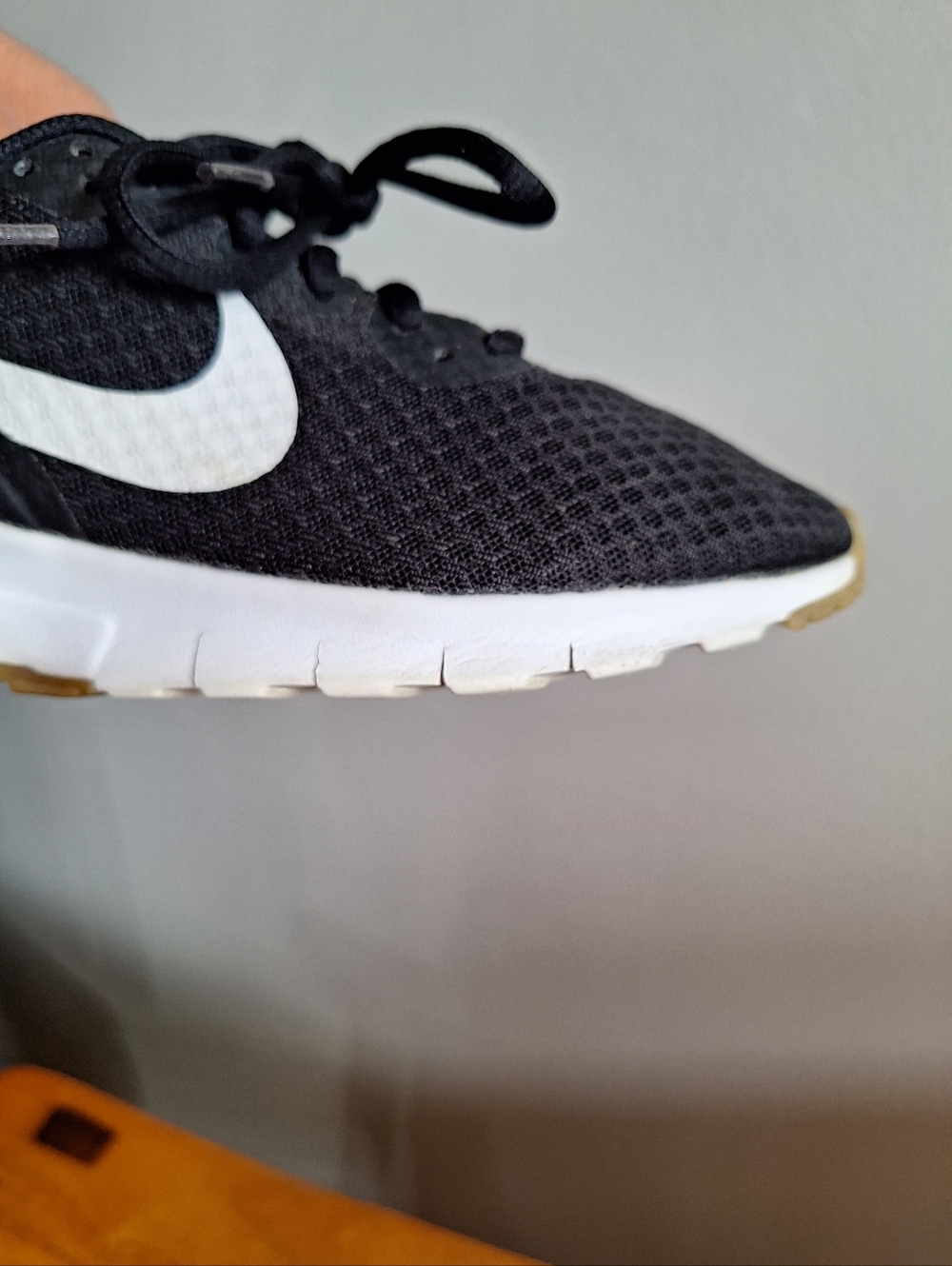 Nike Women's Air Max Motion Sz 6 Black White - Picture 12 of 13